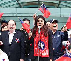 Die Kuomintang (KMT) feierte am 1. Januar in ihrem Hauptquartier den 115. Jahrestag der Partei mit einer feierlichen Flaggenhissung. KMT-Vorsitzende Cheng Li-wen (Mitte vorne) hielt eine Ansprache und äußerte ihre Hoffnung auf eine Versöhnung zwischen Regierungs- und Oppositionsparteien, eine Annäherung zwischen den beiden Seiten der Taiwanstraße, eine Annäherung zwischen den USA und China sowie letztlich eine globale Versöhnung, um Frieden in der Taiwanstraße, der Region und der Welt zu schaffen. (Foto: CNA)