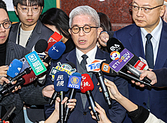 Der stellvertretende Verteidigungsminister Hsu Ssu-chien beantwortet vor der Sitzung des Finanzausschusses im Parlament Fragen von Journalisten (Foto: CNA)
