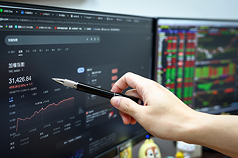 Getrieben durch positive Prognosen des Chip-Giganten TSMC und das neue Zollabkommen mit den USA stieg der taiwanische Leitindex Taiex am 16. Januar zeitweise um über 600 Punkte und schloss mit einem Rekordstand von 31.408,70 Zählern. (Foto: CNA)