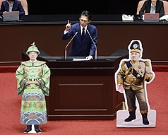 Der Abgeordnete der Taiwanischen Volkspartei, Huang Kuo-chang (im Bild), erläuterte die Gründe für die Amtsenthebung und platzierte lebensgroße Pappfiguren von Präsident Lai zu beiden Seiten des Podiums. (CNA)