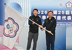 Sportminister Lee Yang (li) überreicht die Flagge dem Leiter des "Team Taiwan" bei den Olympischen Winterspielen Mailand Cortina 2026, dem Vorsitzenden des Olympischen Komitees Taiwans (Chinese Taipei Olympic Committee),  Tsai Chia-fu (re) (Foto: CNA)