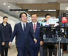 Präsident Lai Ching-te (vorne links) bezieht am Freitag (23. Januar) vor Eröffnung einer Messe in Taipei Stellung zu den Äußerungen des ukrainischen Präsidenten. Lai betonte, dass Taiwan an der Seite der Ukraine stehe, die internationalen Sanktionen gegen Russland mittrage und humanitäre Hilfe leiste. (Foto: CNA)