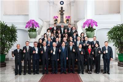 Präsident Lai Ching-te mit Vertretern des Handelskammerverbands der Importeure und Exporteure Taiwans (Foto: Präsidialamt)