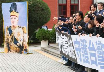 KMT und TPP wollen Präsident Lai des Amtes entheben. Hier spricht Huang Kuo-chang (TPP-Vorsitzender) vor dem Parlament, während ein manipuliertes Bild von Lai Qing-te gezeigt wird, das den Präsidenten als Warlord der 1920er zeigt. (Foto: CNA)