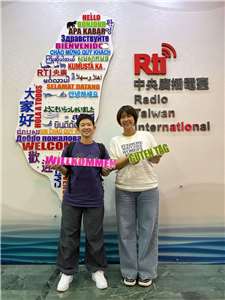 Judith Lai (賴思涵) und Gena Pan (潘郡瑤), Gründerinnen von Double Pump, der Plattform für Informationen über den Frauenbasketball in Taiwan, zu Besuch bei RTI.