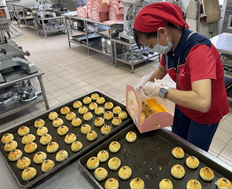 Eine ehrenamtliche Helferin verpackt Mondkuchen als Geschenk für Familien des "Taiwan Fund for Children and Families" in Yunlin (Foto: CNA)