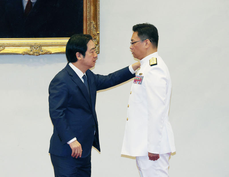 Der taiwanische Marineoffizier Yuan Sheng-hua (原聖華) wurde am heutigen Donnerstag (1. Oktober) vom taiwanischen Präsidenten Lai Ching-te zum Vizeadmiral befördert. (Foto: CNA)