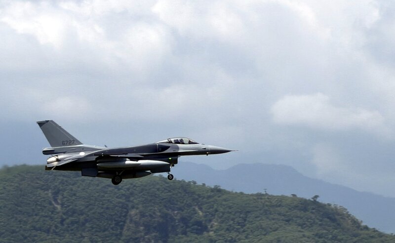 Taiwan hat die ersten beiden Kampfflugzeuge vom Typ F-16V Block 70 aus den USA erhalten. Die Maschinen landeten am Freitag auf dem Luftwaffenstützpunkt Chihhang in Taitung an der Ostküste der Insel. Taiwan hatte 2019 insgesamt 66 der Jets bestellt, die Auslieferung hatte sich wiederholt verzögert. (Foto: CNA)