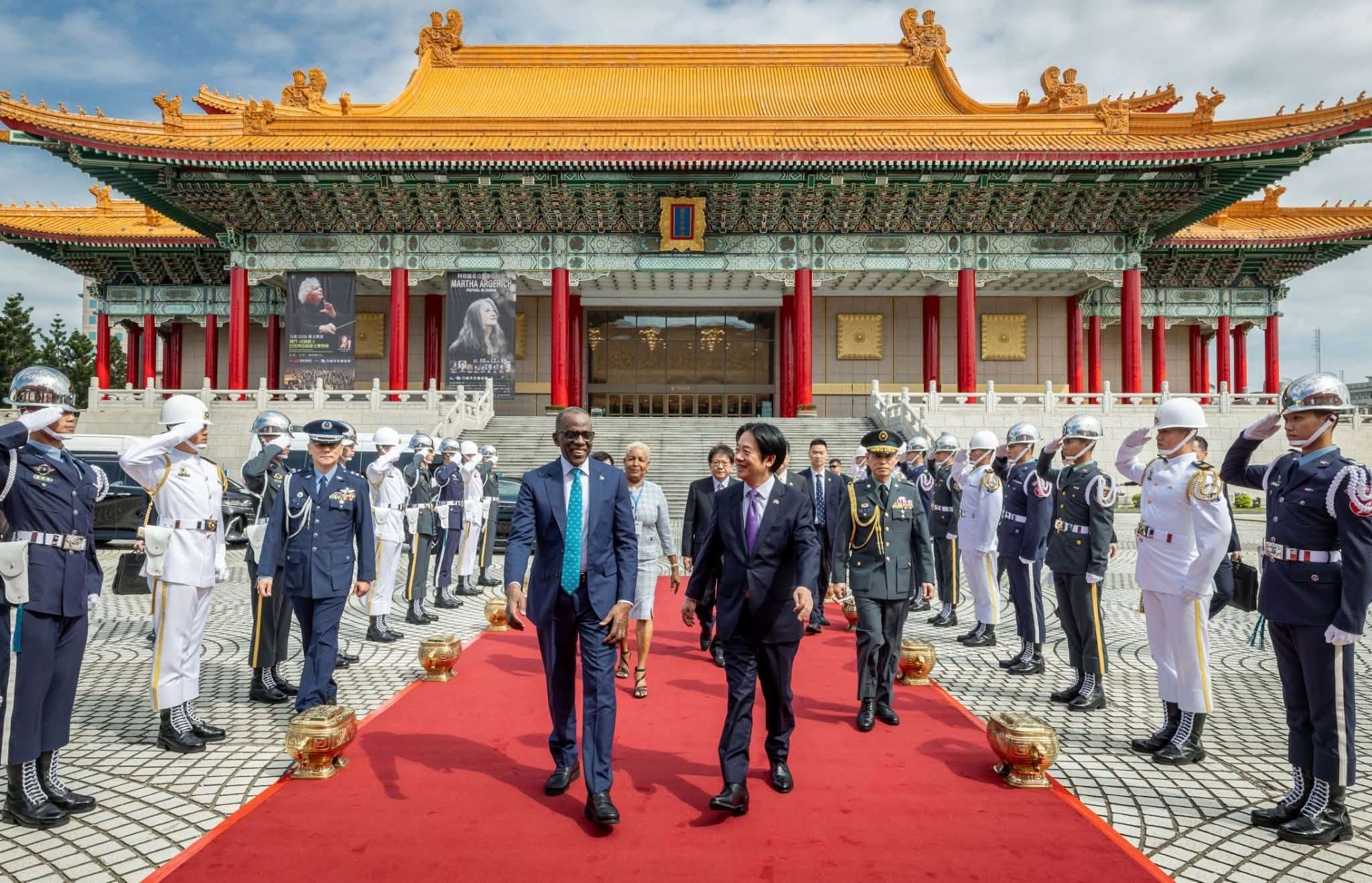 Präsident Lai Ching-te (賴清德) hat heute den Premierminister von St. Lucia, Philip J. Pierre mit militärischen Ehren empfangen. (Foto: Präsident Lai auf Facebook)