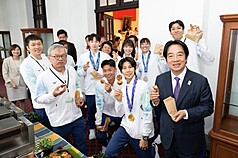 Taiwans Präsident Lai Ching-te (賴清德, vorne rechts) empfängt am 6. Oktober im Präsidialamt die taiwanische Mannschaft der 20. Asienspiele in Aichi-Nagoya. Für die Sportlerinnen und Sportler gab es kleine taiwanische Eierküchlein, Zuckerwatte, typisch taiwanische Getränke und eine Fotobox mit eigens gestalteten Bilderrahmen für das Team, als Erinnerung an den Besuch. (Foto: Präsidialamt)