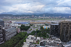 Taipeis Bürgermeister Chiang Wan-an (蔣萬安) von der Kuomintang (KMT) hatte Anfang Oktober vorgeschlagen, den Flughafen zu verlegen. Auf dem rund 300 Hektar großen Gelände im Stadtgebiet will er einen KI-Park mit Unternehmen, Grünflächen und Wohnungen errichten. Songshan wickelt vor allem Inlandsflüge und Verbindungen zu den Inseln ab. Der Flughafen dient aber auch für medizinische Notfalltransporte, den Katastrophenschutz und die Landesverteidigung. (Foto: CNA)
