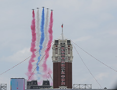 Überflug der Kunstflugstaffel "Thunder Tiger" bei der Feier vor dem Präsidialamt (Foto: CNA)