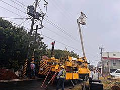 Mitarbeiter des staatlichen Stromversorgers Taipower reparieren am Freitag eine Stromleitung in Chiayi, die durch Taifun Champi beschädigt wurde. (Foto: CNA)