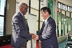 Außenminister Lin Chia-lung (rechts) begrüßte persönlich den Premierminister von St. Lucia, Philip J. Pierre, der am 27. Oktober mit einer Delegation zu einem Staatsbesuch nach Taiwan reiste. (Foto: Außenministerium)