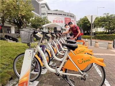 Die YouBikes sind in Taiwan sehr beliebt und werden viel genutzt - sie sind als gewöhnliche Fahrräder (gelb) und E-Fahrräder (orange) erhältlich (Foto: CNA 1.11.2025)