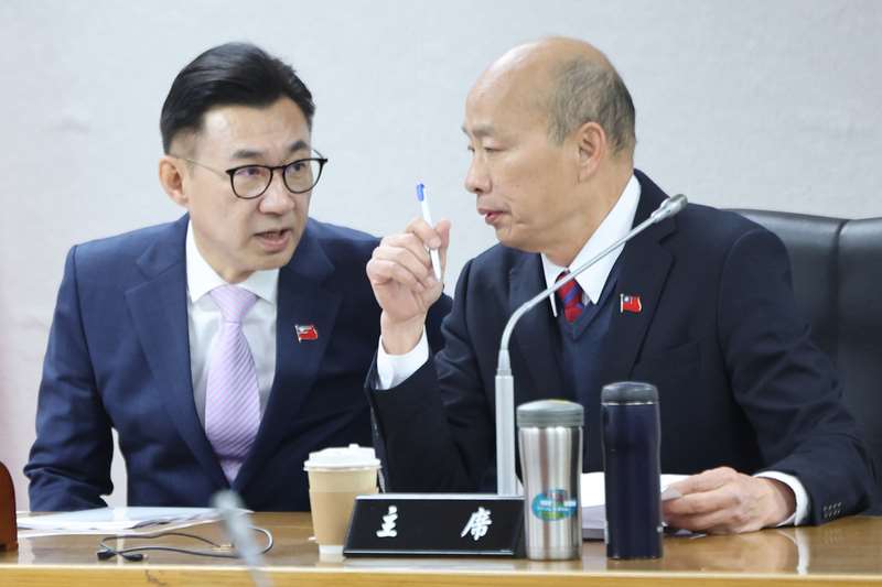 Parlamentspräsident Han Kuo-yu und der stellvertretende Parlamentspräsident Johnny Chiang im Gespräch vor einer Konsultationssitzung der Oppositionsparteien und Regierungspartei (Foto: 6.2.2026, CNA)
