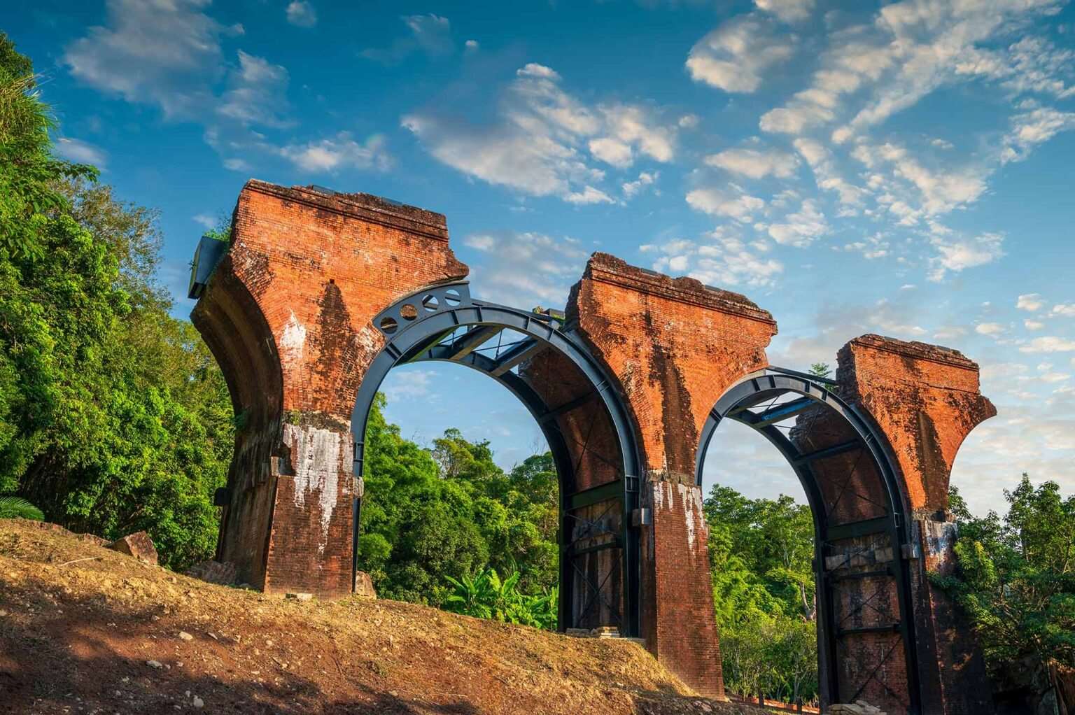 Die Reste der einstigen Eisenbahnbrücke von Longteng