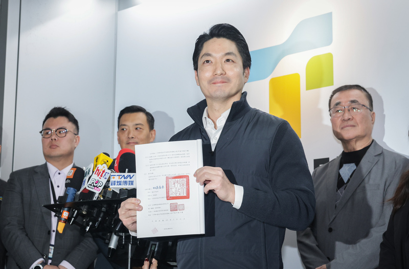 Die Stadtverwaltung von Taipei gab am 11. Februar bekannt, dass sie eine Vereinbarung mit NVIDIA für die Standorte T17 und T18 im TSL-Gelände abgeschlossen hat. Taipehs Bürgermeister Chiang Wan-an (zweiter von rechts) hielt am Nachmittag eine Pressekonferenz ab, um die Vereinbarung zu erläutern und präsentierte den Vertrag den Medien. (Foto: CNA)