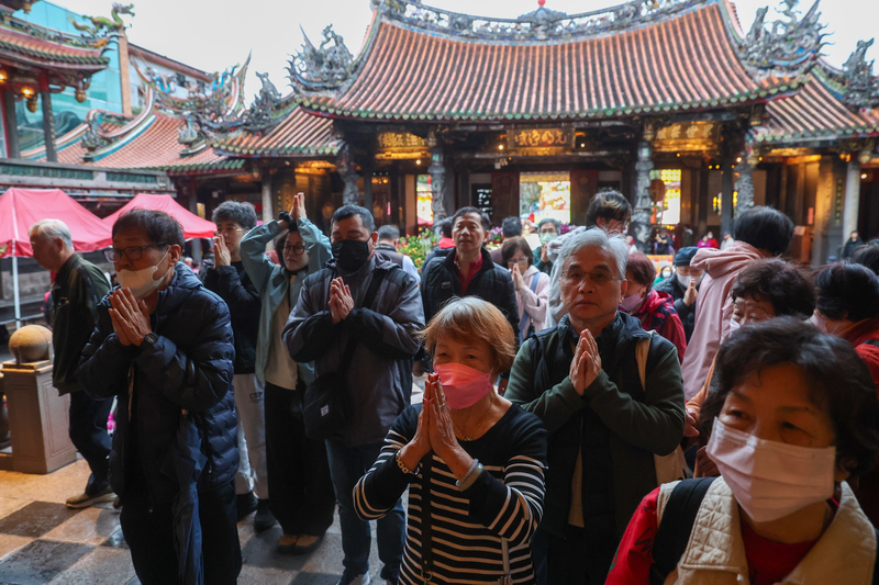 Tempelbesucher beten am ersten Neujahrstag im Lungshan Tempel für ein gutes neues Jahr. 