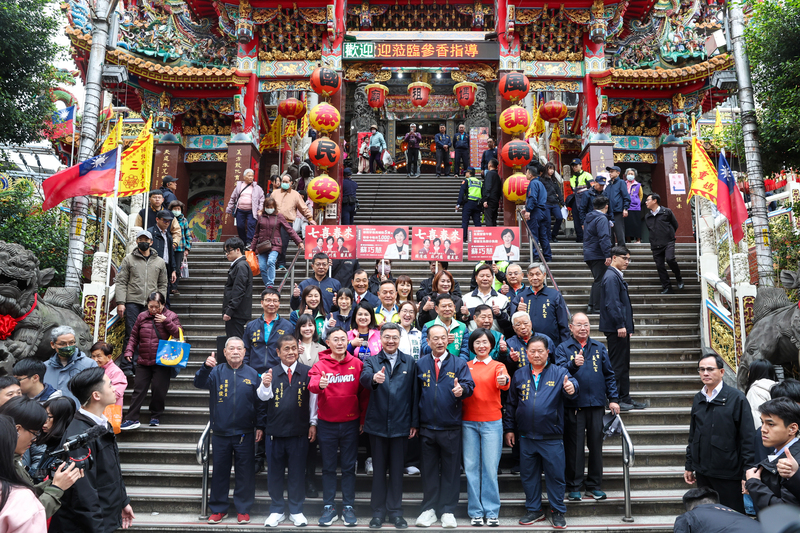 Premierminister Cho Jung-tai besucht am zweiten Tag des chinesischen Neujahrsfestes den Yitian-Tempel im Bezirk Sanchong, Neu-Taipeh. (Foto: CNA)
</font></font>