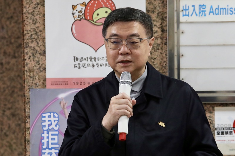 Bei einem Besuch des Wen-Hsiung Krankenhauses in Kaohsiung am Donnerstag betonte Premierminister Cho Jung-tai (卓榮泰) dass die medizinischen Kapazitäten unter Kontrolle seien. (Foto: CNA)