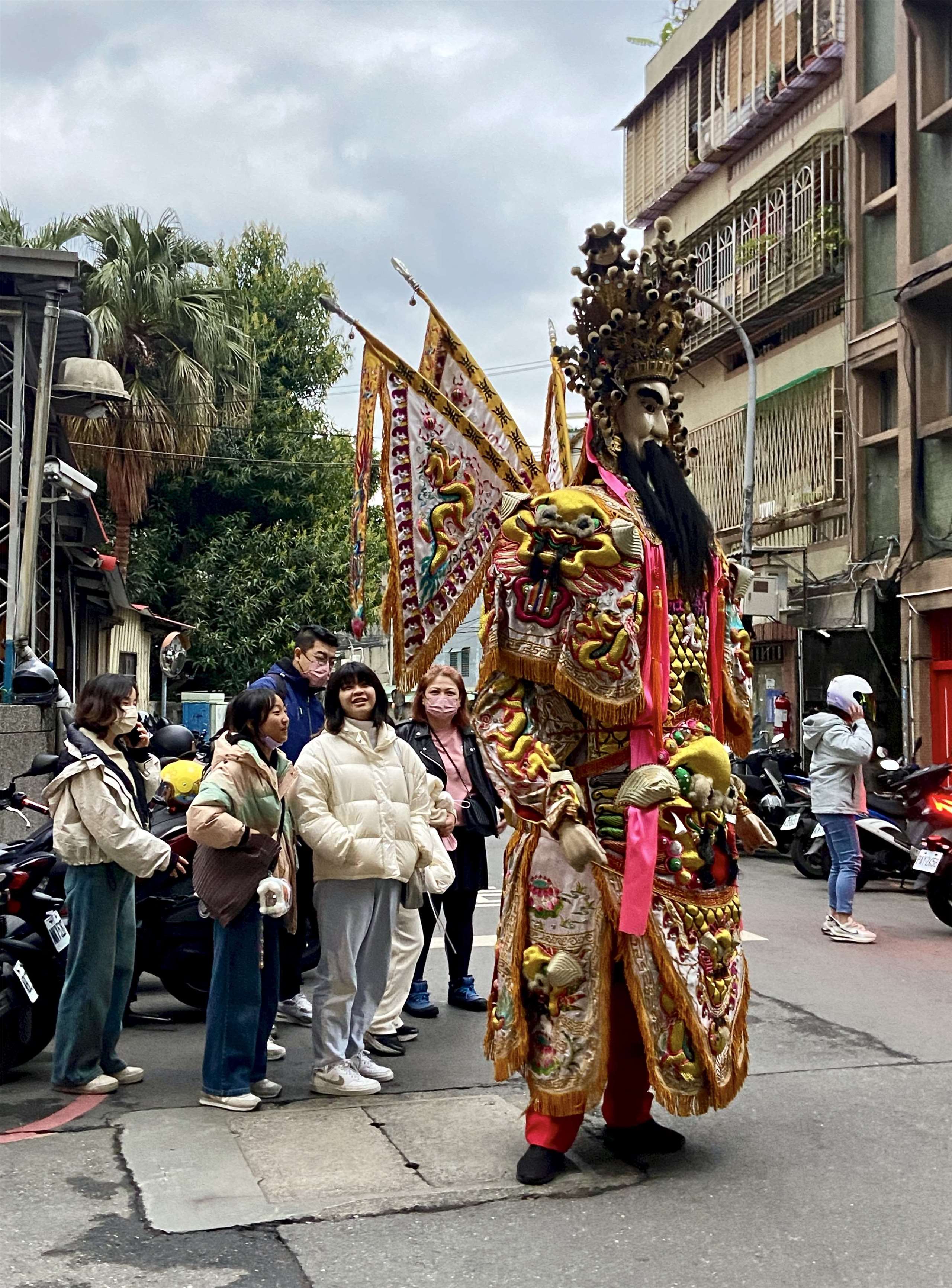 Bei der Prozession des Wusheng Tempels in Xinzhuang, Neu-Taipeh, laufen die Götter durch die Straßen (Bild: Anette Luo)
