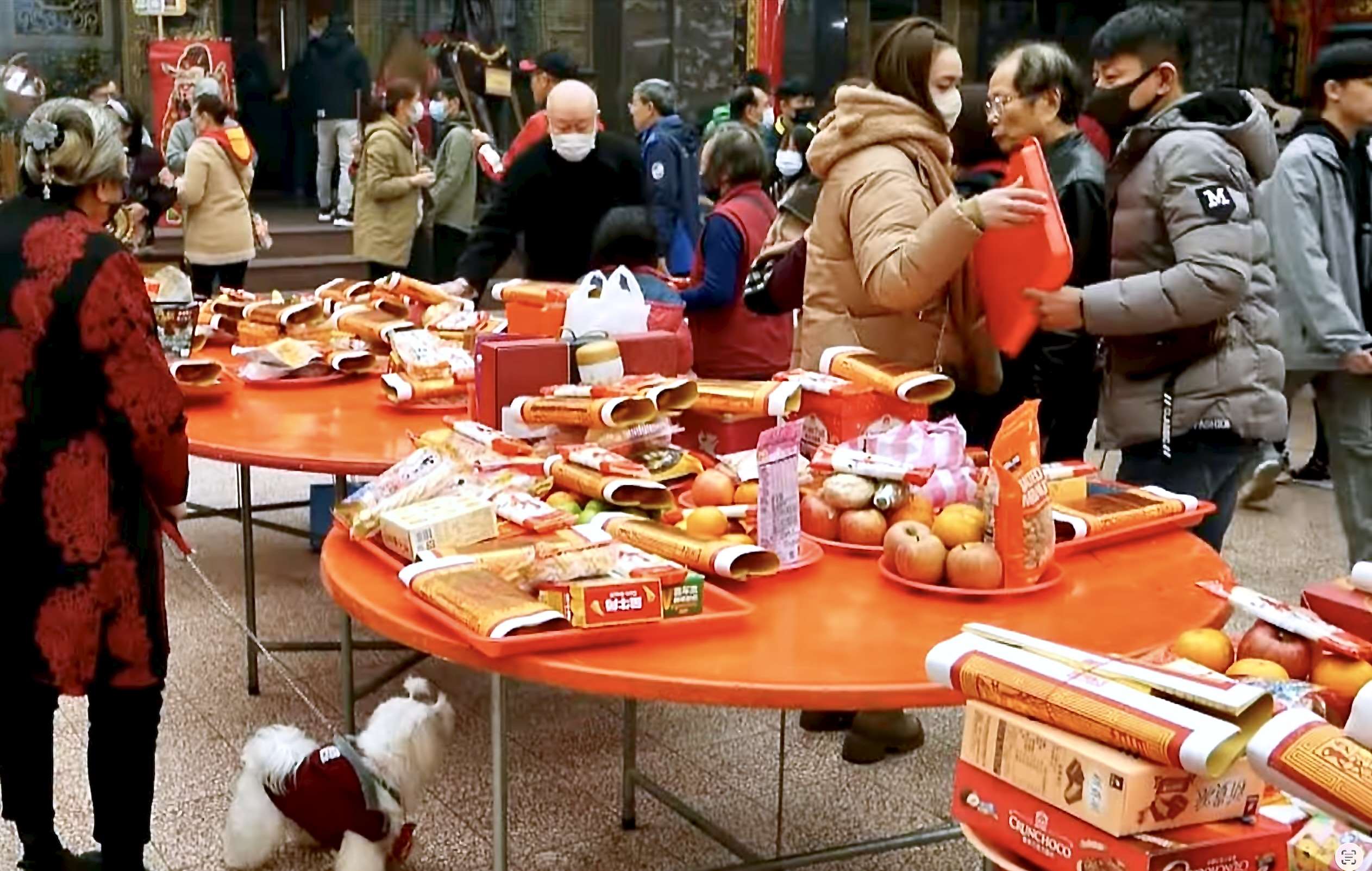 Im Tempel zum Frühlingsfest: Mit reichlich Opfergaben um den Neujahrssegen bitten (Bild: Anette Luo)
