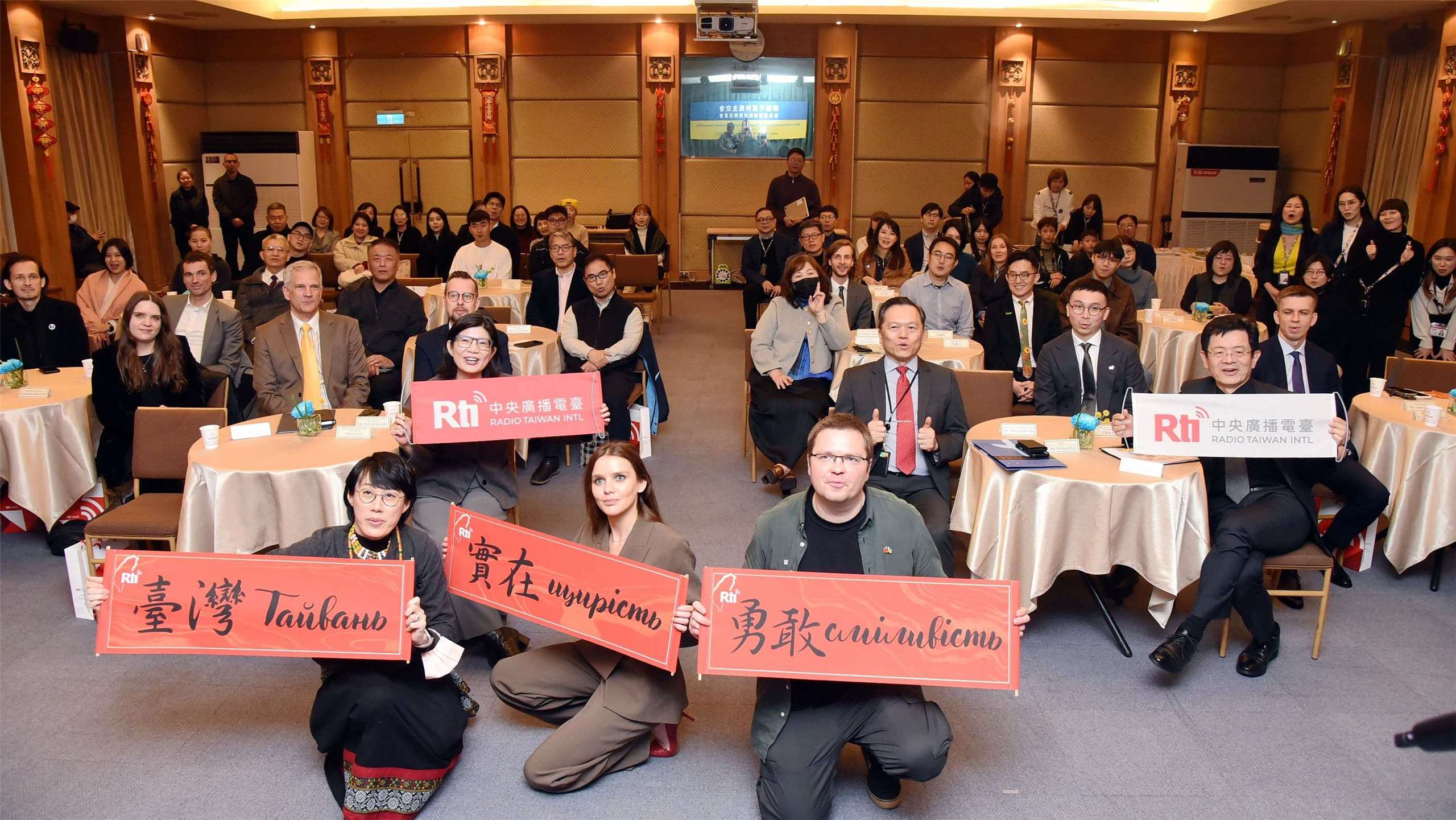 Zwei ukrainische Journalisten berichten bei einem Erfahrungsaustausch über ihre Eindrücke während ihres zweimonatigen Aufenthalts in Taiwan (Foto: RTI) 