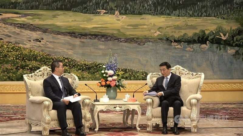 Der stellvertretende Vorsitzende der Kuomintang, Hsiao Hsu-tsen (links), und Wang Huning (rechts), Vorsitzender des Nationalkomitees der Politischen Konsultativkonferenz des Chinesischen Volkes, treffen sich nach dem CCP-KMT-Forum am 4. Februar 2026 in Peking. (Foto: CNA)