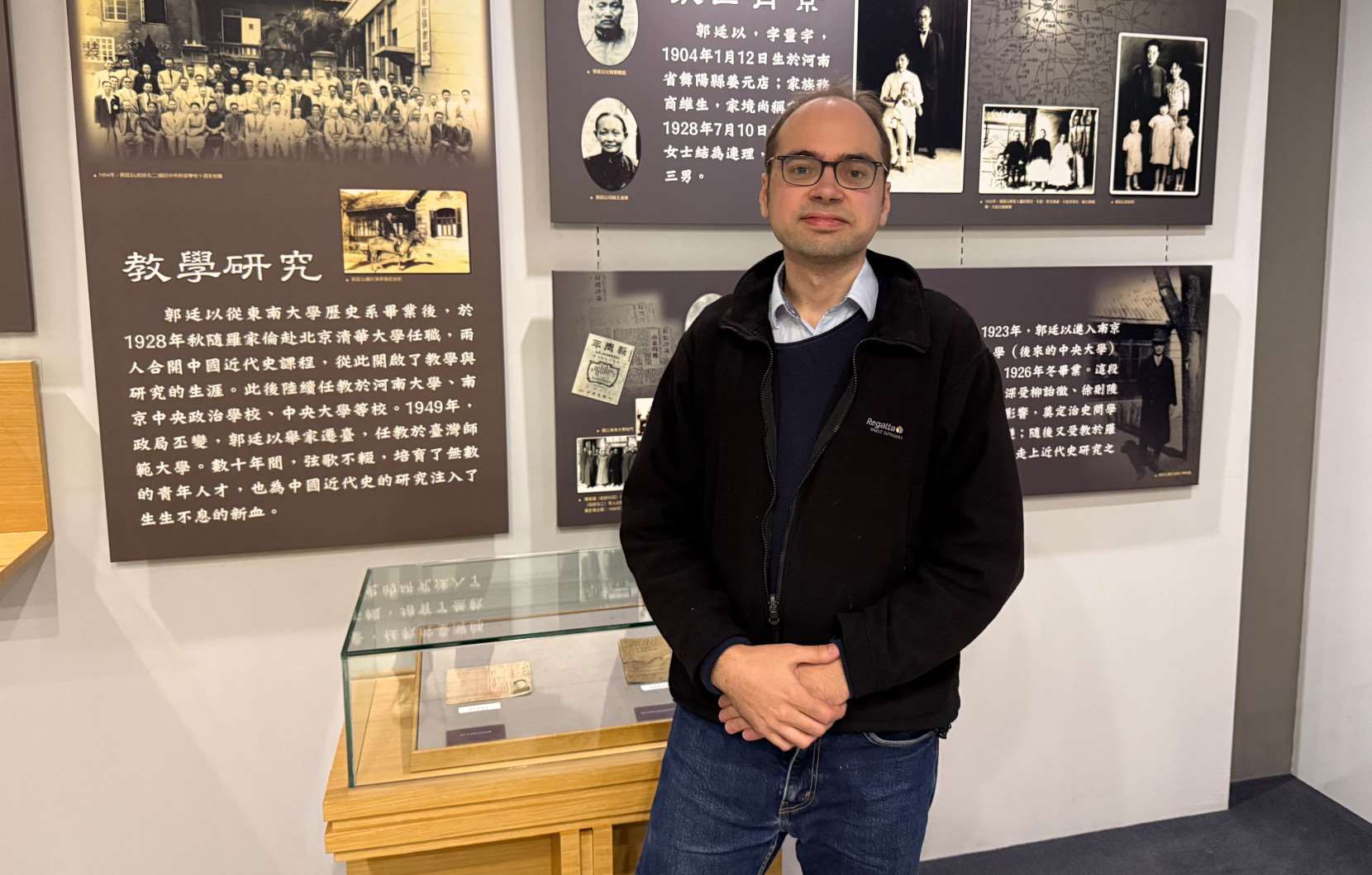 Dr. Felix Erdt in einer Ausstellung des Institute of Modern History an der Academia Sinica. (Foto: Alexander Kunz)