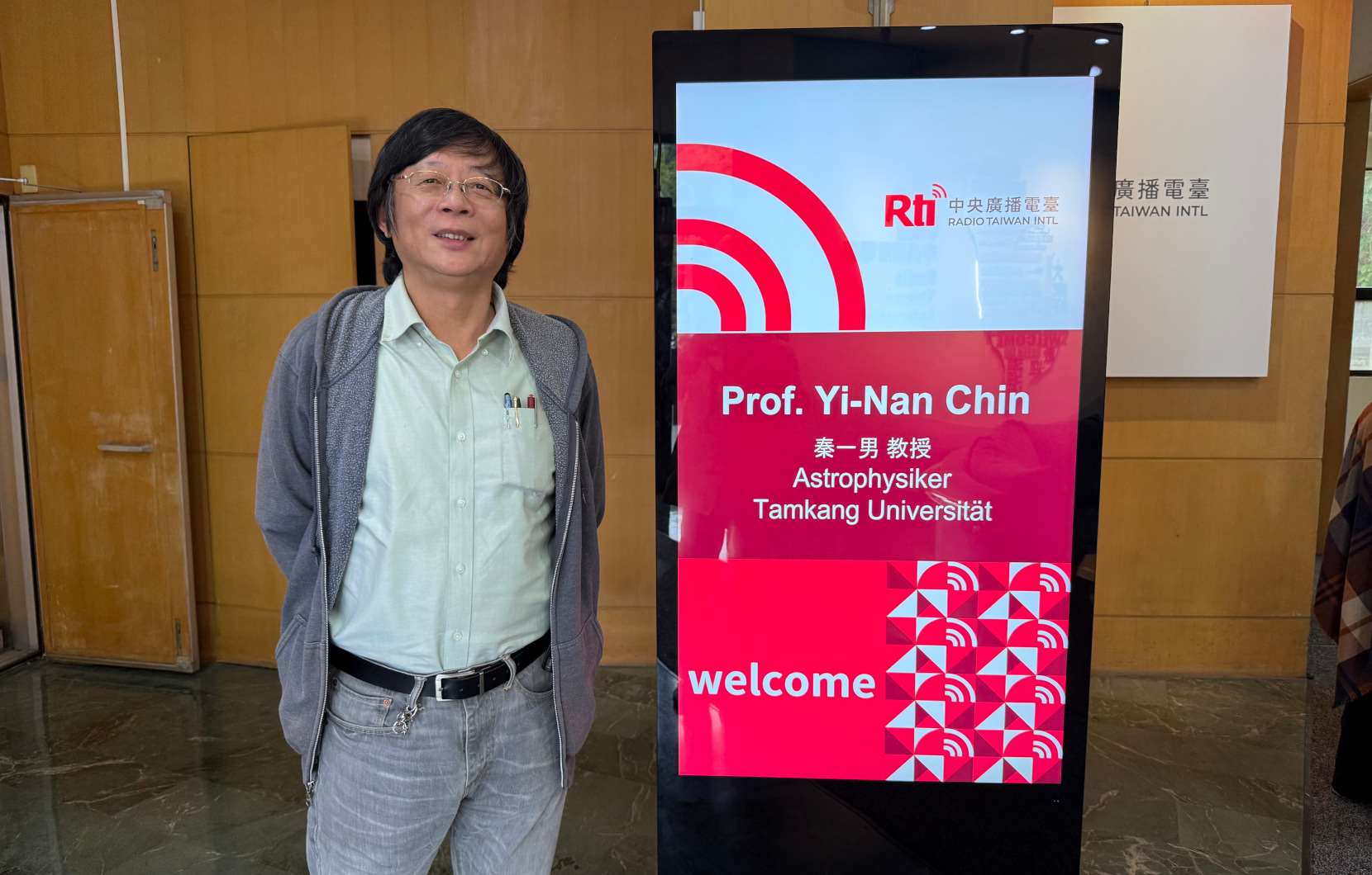 Prof. Yi-Nan Chin zu Gast bei Radio Taiwan International in Taipeh – im Gespräch über Astrophysik und das Universum. (Foto: Alexander Kunz)