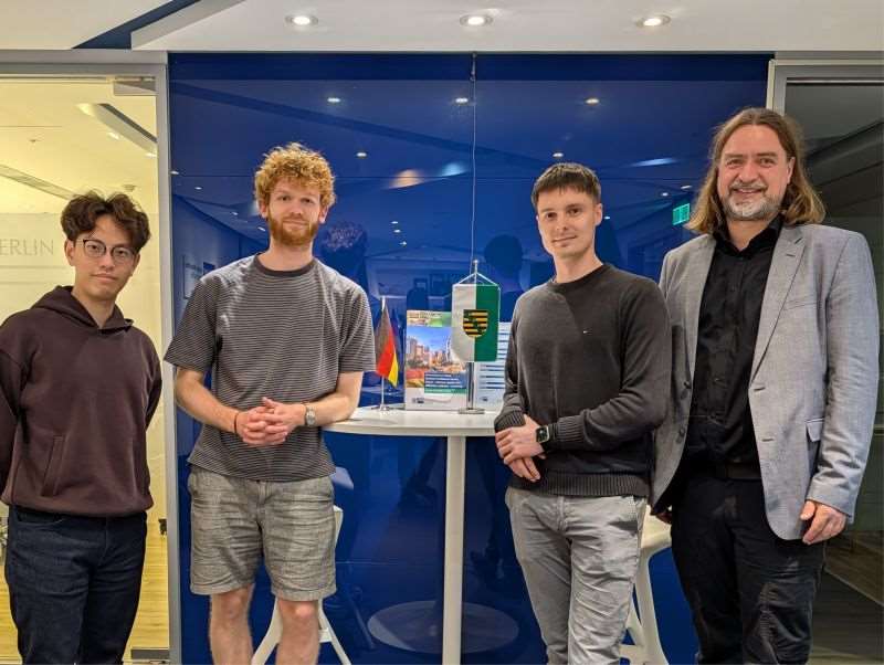 Das Saxon Student Mobility Program (#SSMP) bringt auch Studierende aus Sachsen zurück nach Taiwan. Hier trifft sich Josel Goldberger (ganz rechts) mit Tom Diener und Justin Bürger, zwei Alumni des Semiconductor Talent Incubation Program Taiwan (#STIPT)! Ganz links, Lucas Lee, seit 2025 neuer Mitarbeiter des Wissenschaftlichen Koordinierungsbüros des Freistaates Sachsen (Saxony Science Liaison Office Taiwan). (Foto: Josef Goldberger)