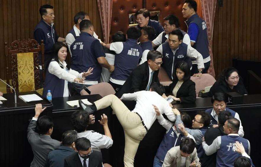 Zehn taiwanische Abgeordnete wurden am heutigen Donnerstag wegen Körperverletzung und anderen Vergehen im Zuge von Prügeleien im Parlament in den Jahren 2024 und 2025 angeklagt. Das Bild zeigt eine Schlägerei am 17. Mai 2024. (Foto: CNA)