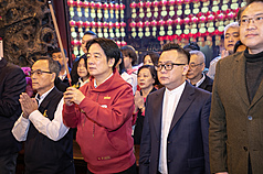 Präsident Lai Ching-te bei seinem Neujahrsbesuch im Qing'an Tempel in Keelung (Foto: CNA) 