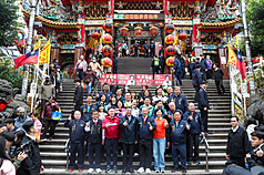 Premierminister Cho Jung-tai besucht am zweiten Tag des chinesischen Neujahrsfestes den Yitian-Tempel im Bezirk Sanchong, Neu-Taipeh. (Foto: CNA)
</font></font>