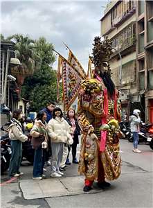 Bei der Prozession des Wusheng Tempels in Xinzhuang, Neu-Taipeh, laufen die Götter durch die Straßen (Bild: Anette Luo)