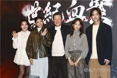 Die Schauspieler des Films „The Century Bloodshed“ posieren am 1. Februar 2026 auf einer Pressekonferenz in Taipei. (Foto: CNA)