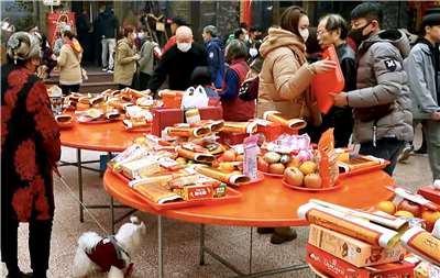Im Tempel zum Frühlingsfest: Mit reichlich Opfergaben um den Neujahrssegen bitten (Bild: Anette Luo)
