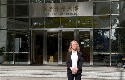 Prof. Susanne Schick vor dem Fr.-Franz-Giet-Gebäude auf dem Campus der Fu Jen Catholic University. (Fr. Franz Giet kam 1963 im Zuge der Neugründung der Universität nach Taiwan und begründete den Deutschunterricht an der Fu Jen Universität; später entstand daraus das Department of German Language and Culture.; Foto: Alexander Kunz)
