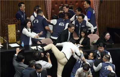 Zehn taiwanische Abgeordnete wurden am heutigen Donnerstag wegen Körperverletzung und anderen Vergehen im Zuge von Prügeleien im Parlament in den Jahren 2024 und 2025 angeklagt. Das Bild zeigt eine Schlägerei am 17. Mai 2024. (Foto: CNA)