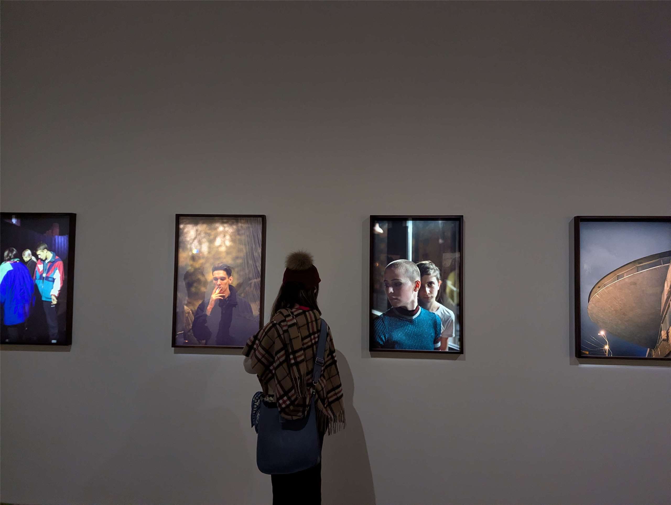 Tobias Zielonys Bilderreihen "Golden" und "Maskirovka" auf der Taipei Biennale 2025 (Bild: Carina Rother)