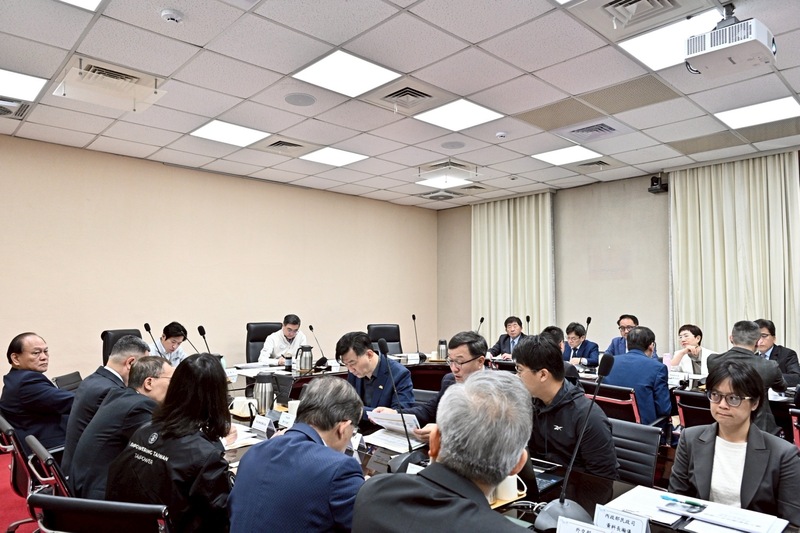 Premierminister Cho Jung-tai heute Morgen bei einer Sitzung mit dem Finanzministerium, der Finanzaufsichtsbehörde, dem Außenministerium und dem Wirtschaftsministerium über die neusten Entwicklungen im Nahen Osten (Foto: Kabinett)