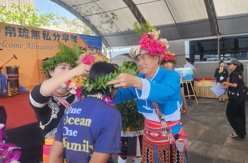 Ein Vertreter des indigenen Volkes Amis begrüßt ein Mitglied der Crew des traditionellen Kanus aus Palau nach Ankunft in Kaohsiung in Südtaiwan (Foto: CNA)