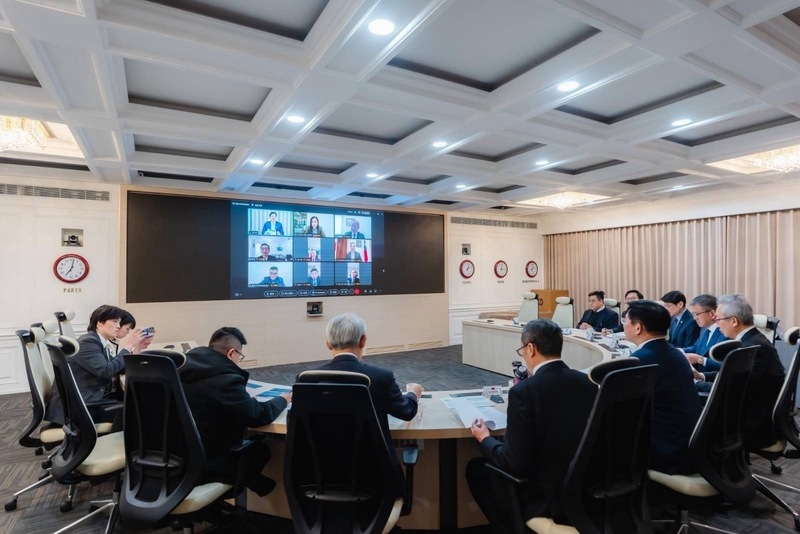 Außenminister Lin Chia-lung (林佳龍) beriet sich am 12. März mit den Vertretern der taiwanischen Auslandsvertretungen im Nahen Osten über die aktuelle Sicherheitslage nach dem Ausbruch der Kampfhandlungen zwischen den USA und dem Iran. (Foto: Außenministerium)