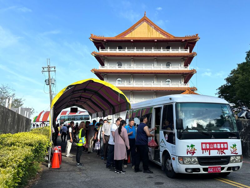 Die Stadtregierung von Taichung bietet während der Feiertage zum Qingming-Fest kostenlosen Shuttle-Service für Friedhofsbesuche an. (Bild: CNA)