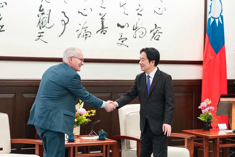 Präsident Lai Ching-te (re) begrüßt John Neuffer, Präsident des US-Halbleiterverbands (US Semiconductor Industry Association, SIA) (li) (Foto: Präsidialamt)