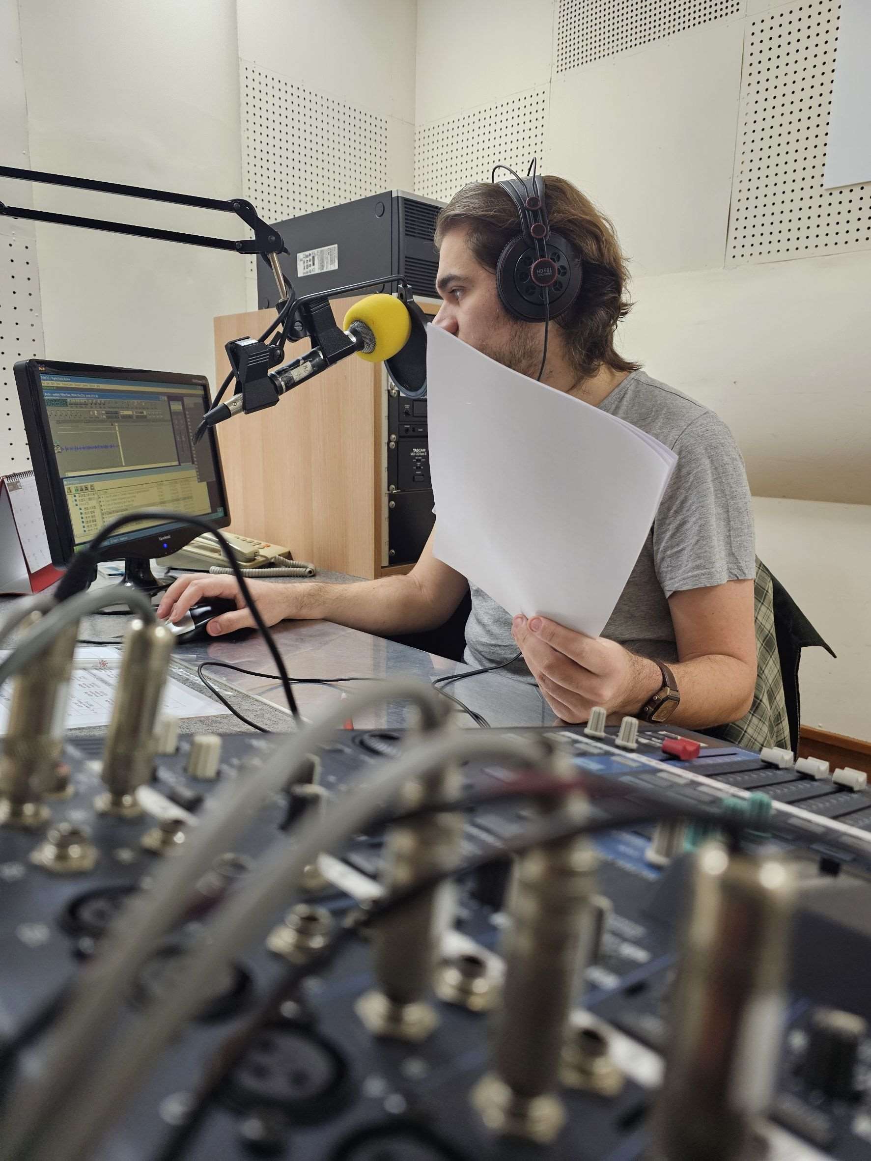 Julian hilft beim Einlesen der Nachrichten im Studio bei RTI 