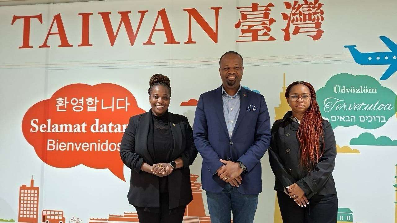 Der Minister für öffentliche Infrastruktur von St. Kitts und Nevis, Konris Maynard,  die Ministerin für nachhaltige Entwicklung und Umwelt, Joyelle Clarke (li) und die Staatssekretärin im Umweltministerium, Colincia Levine (li) von St. Kitts und Nevis besuchen Taiwan (Foto: Außenministerium) 