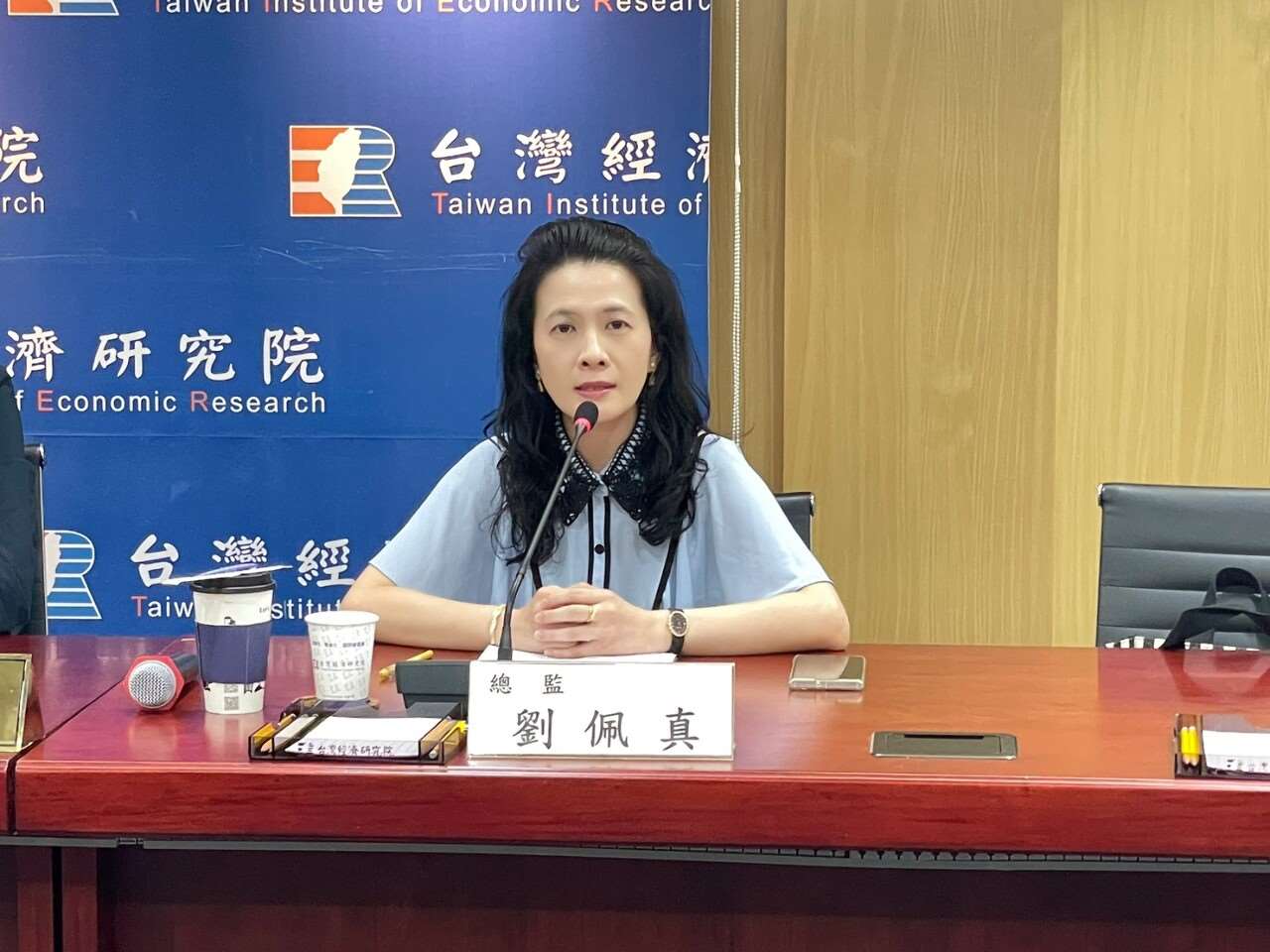 Liu Pei-chen (劉佩真), Direktorin für Industrie- und Wirtschaftsforschung am Taiwanischen Institut für Wirtschaftsforschung (TIER), betonte, dass es für das Helium in der Halbleiterindustrie Prozessen derzeit keine praktikablen Ersatzstoffe gebe. (Foto: TIER)
