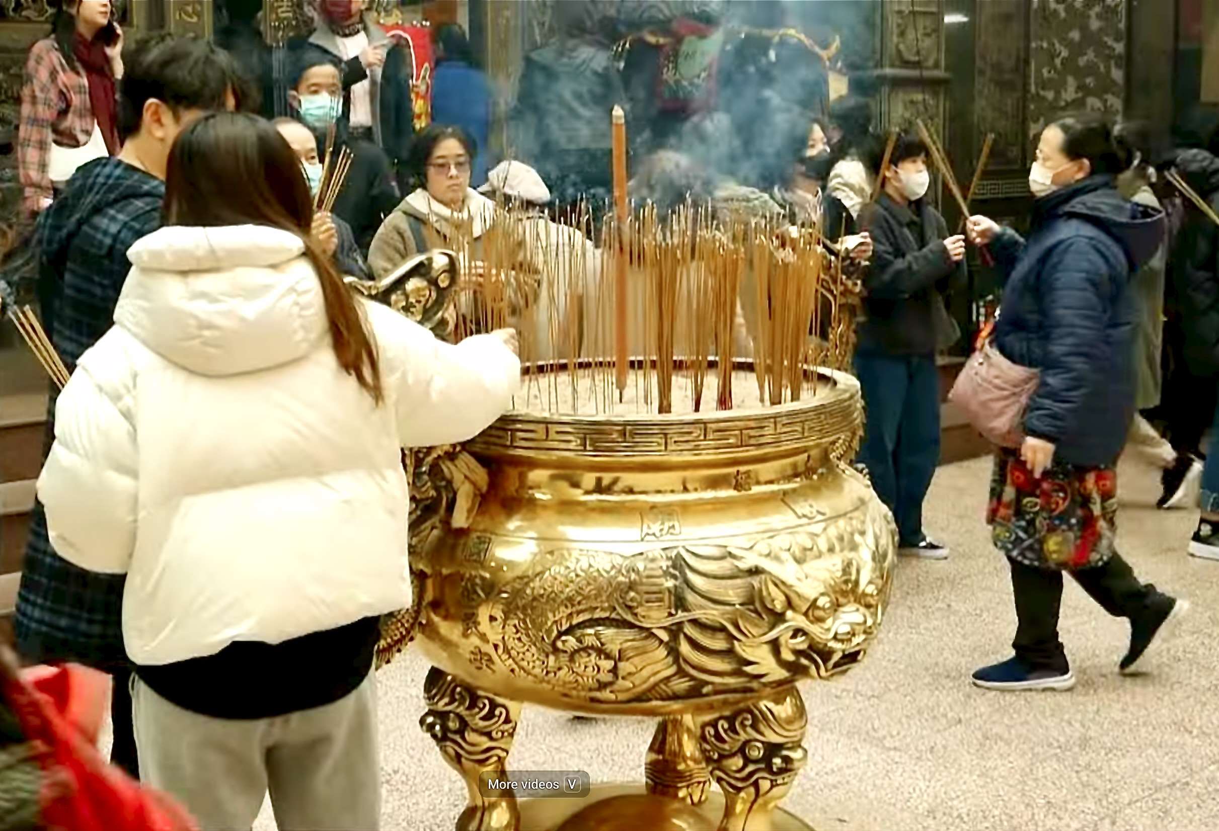 Gebet und Räucherstäbchen zum Neujahrsfest (Bild: Anette Luo)